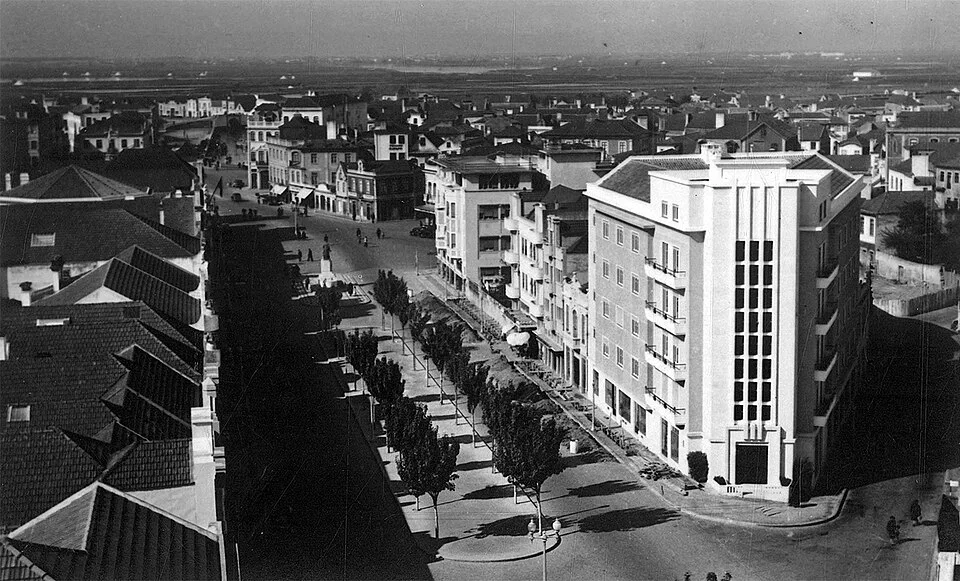 Antiga Capitania do Porto de Aveiro on the canal edge
